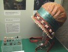 Restaurētā dāmu cepurīte. Bauskas pils arheoloģiskajos izrakumos tika atrasti arī šūšanas piederumi, tai skaitā podziņās, āķīši šķērītes un piegrieztn 9