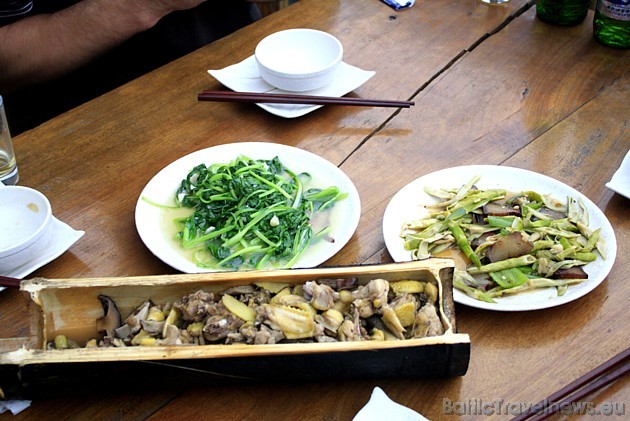Ķīniešu virtuve – ļoti garšīga un sātīga. Šeit nobaudījām – bambusā sautēto vistu 35492
