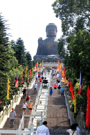 Līdz lielajai Budai jākāpj vairāk kā 200 pakāpieni 35511