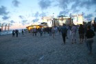 TELE2 Baltic Beach Party - ar krēslas iestāšanos pludmales skatuves pulcēja aizvien lielāku apmeklētāju skaitu 3