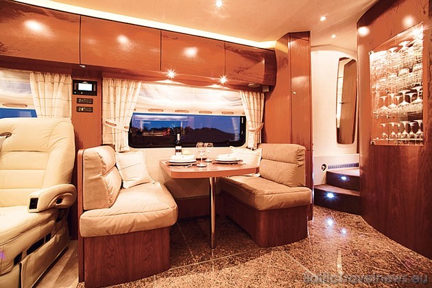 Autobuss piedāvā plašas telpas ar viesu vai draugu uzņemšanai. Foto: www.vario-mobil.com 35605