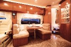 Autobuss piedāvā plašas telpas ar viesu vai draugu uzņemšanai. Foto: www.vario-mobil.com 8