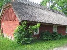Koguvas ciema ēkas datētas ar 1880.–1930. gadu. Šo māju celtniecībai izmantots tikai cirvis 4