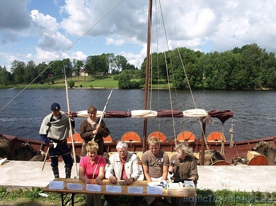 Īpašā preses konferencē tiek iepazīstināts ar jauno vikingu kuģi 35688