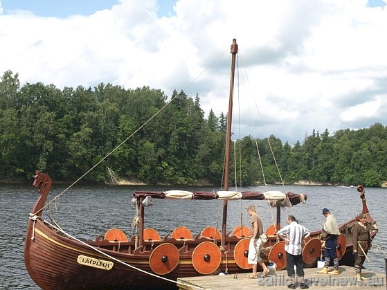 Mežmalas laivas piedāvāja braucienu – ekskursiju ar vikingu kuģi 