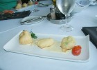 Sezonas dārzeņu tempura ar zilā siera mērci, kas tiek ieteikts ar Jaunzēlandes Villa Maria Riesling vīnu 11