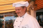 Īslande Hotel virspavārs Aigars Osis piedāva kūpinātus zušus no Latgales un izstāsta pavāra trikus dažu ēdienu sagatavē 18