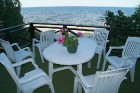 Villa Anna  piedāvā burvīgu terasi, kas atrodas jūras līča krastā 4