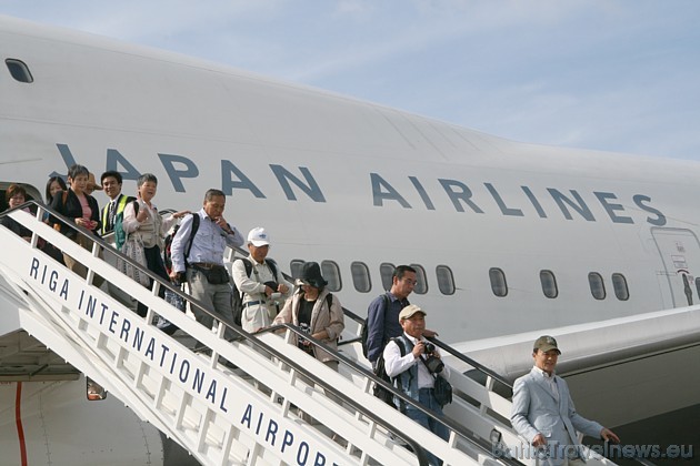 Japāņu tūristi mazliet pārsteigti kāpj no lidmašīnas, jo pēc 10 stundu lidojuma ir uz vēl neiepazītas zemes Baltijā 35870