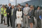 Oficiālā sagaidīšanas delegācija no Latvijas puse ar Japānas vēstnieku un tā kundzi 7