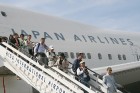 Japāņu tūristi mazliet pārsteigti kāpj no lidmašīnas, jo pēc 10 stundu lidojuma ir uz vēl neiepazītas zemes Baltijā 8