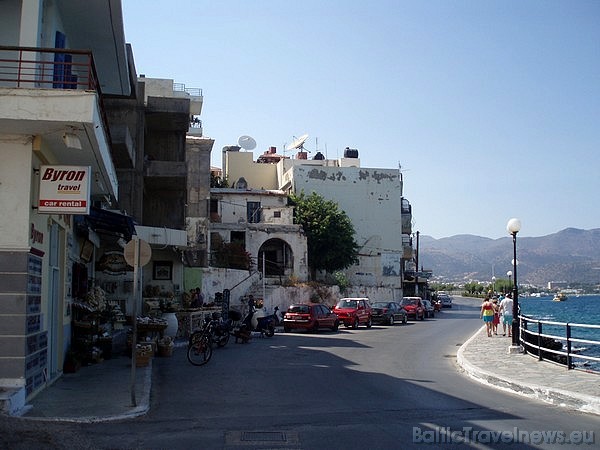 Šeit pastāvīgi dzīvo 8500 cilvēku, bet vasaras laikā iedzīvotāju skaits pieaug līdz 30 000. Pastāv viedoklis, ka pateicoties Mirabello līcim Agios Nik 35944