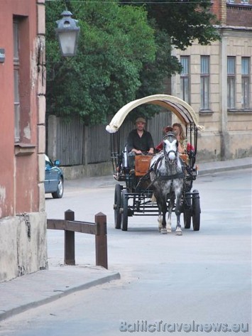 Pēkšņi žurnālistus pārsteidza pakavu klaboņa no zirgu taksīša Kuldīgas vecpilsētā! Japāņi teica, ka nekur citur Latvijā tos neesot redzējuši 36033