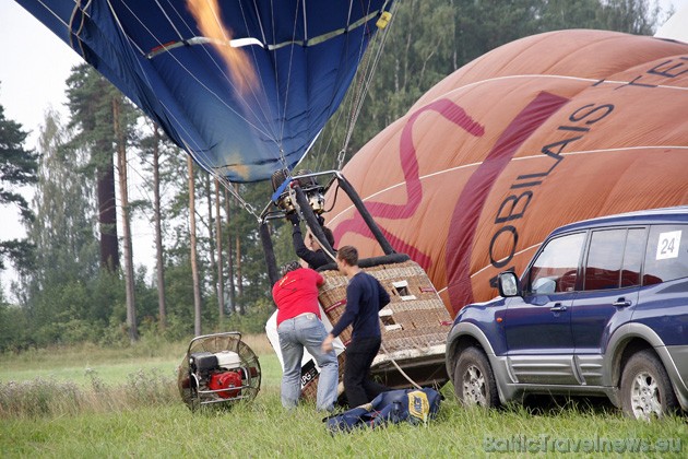 Gaisa balonu sagatavošana lidošanai LMT balonu festivālā `LMT kauss 2009` 36042