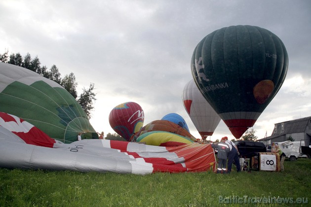 Gaisa balonu festivālā piedalījās 35 piloti no Latvijas un citām Eiropas valstīm 36043