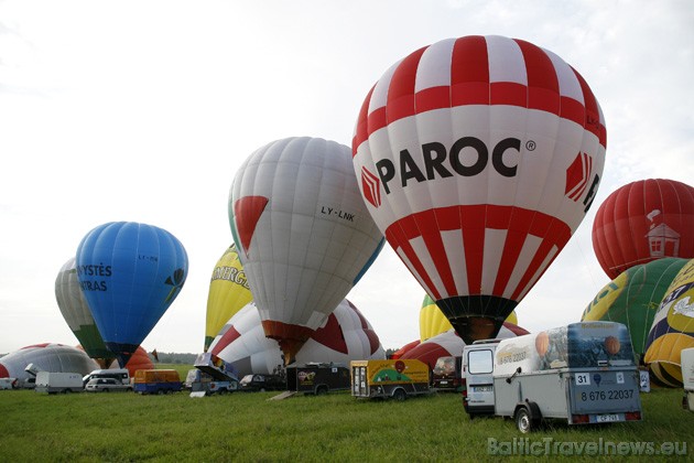 Skatītājus sagaidīja īpaši pārsteigumi – balonu nakts spīdēšana, degļu šovs, figūrbalona lidojumi, pacelšanās un nolaišanās ar balonu atsaitē un citi  36045