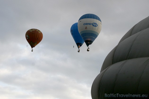 Gaisa balonu festivāls Rēzeknē pieaicina tūkstošiem ziņkārīgo 36050