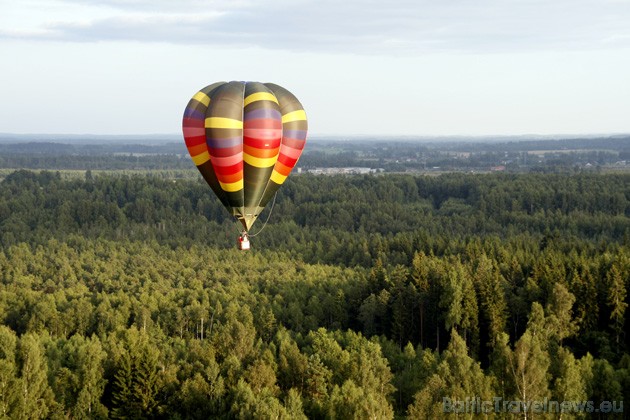 Gaisa balonu festivāla dalībniekiem bija iespēja pavērot Rēzeknes apkārtni no putna lidojuma 36051