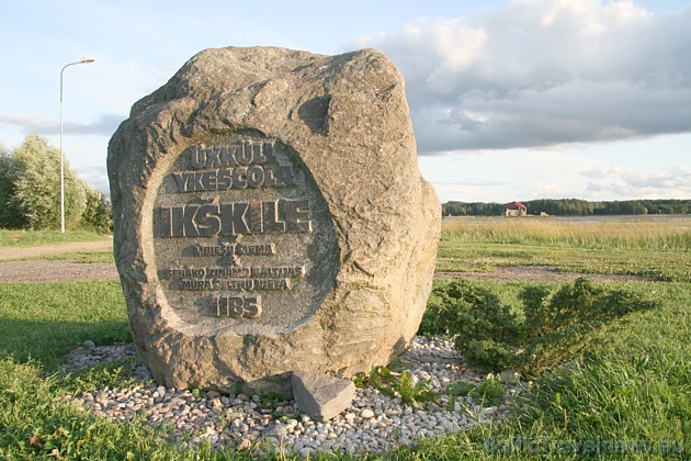 1988.gada oktobrī Daugavas krastā iepretim Ikšķiles vecās baznīcas drupām Latvijas Kultūras fonda Ikšķiles kopa atklāja akmeņkaļa Jāņa Rasiņa veidoto  36118