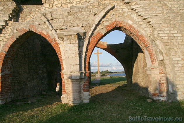 1189.gadā blakus baznīcai kanoniķa Meinarda vadībā uzbūvēja pili 36123