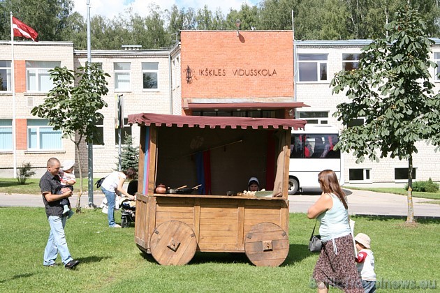 Ikšķilieši varēja baudīt un skatīt dažādus priekšnesumus, kas liecināja par senlatviešu tradīcijām 36176