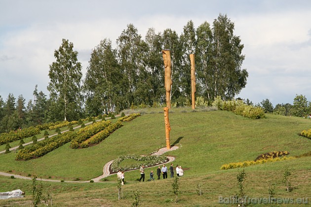 Karaļa kalnā uzstādītas 12 apustuļu statujas, kā arī „Jēzus Kristus – uzvarētāja” un „Eņģeļa ar Dzīvības grāmatu” ozolkoka skulptūras, kuru autors ir  36202