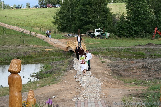 Dārza stādīšanā piedalījās daudzi svētceļnieki. Karaļa kalna parka apzaļumošana turpinās nepārtraukti 36208