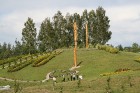 Karaļa kalnā uzstādītas 12 apustuļu statujas, kā arī „Jēzus Kristus – uzvarētāja” un „Eņģeļa ar Dzīvības grāmatu” ozolkoka skulptūras, kuru autors ir  2
