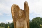 Ērika Delpera koka skulptūras skatāmas daudzviet Latvijā. Vienas no skaistākajām par eposa «Lāčplēsis» tēmu uzstādītas Daugavas krastos, Lielvārdes pa 15