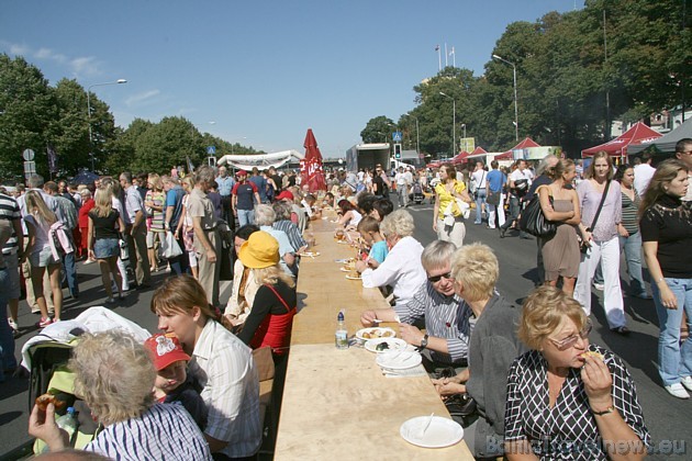 Ēdamielas galds bija vairāku desmitu metru garumā, kur cilvēki terzēja, iedzēra alu un uzkoda pusdienas 36270