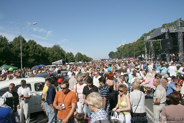 Tūkstošiem pilsētnieku baudīja svētku atmosfēru Daugavmalas krastmalā 36277