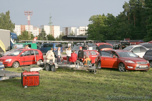 Biķernieku auto trasē pulcējās liels atbalstītāju un līdzjūtēju skaits 36301