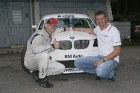 Uzvarētājs Egons Lapiņš, auto sporta treneris Ģirts Krūzmanis un BMW 130i 19