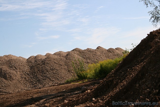 Būvmateriālu daudzums liecina, ka drīz iesāksies projekta īstenošana. Likteņdārza projekts tiek uzsākts Latvijas 90 - gadē un plānots pilnībā pabeigt  36332