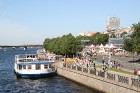 Tūkstošiem rīdzinieku un pilsētas viesu pulcējas Daugavas krastmalā 4