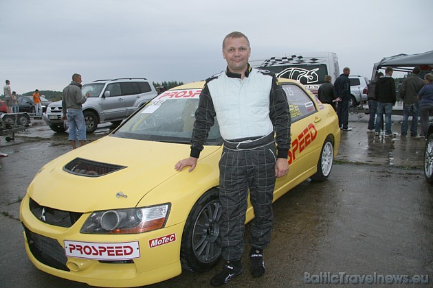 Māris Ozoliņš kopā ar savu sporta automašīnu Mitsubishi Evo 9, kurš 402 metrus veica 10,3 sekundēs 36441