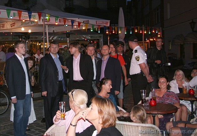 Rīgas vadība konstatē, ka Rīga patīk ārzemniekiem un pilsētas viesiem - par ko liecina pilnās āra kafejnīcas Doma laukumā 36469