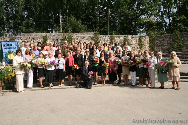 Ikšķiles vidusskolas mācību spēku kolektīvs, saimniecības personāls un vecie skolotāji, kuri ilgus gadus veltījuši skolai 36544