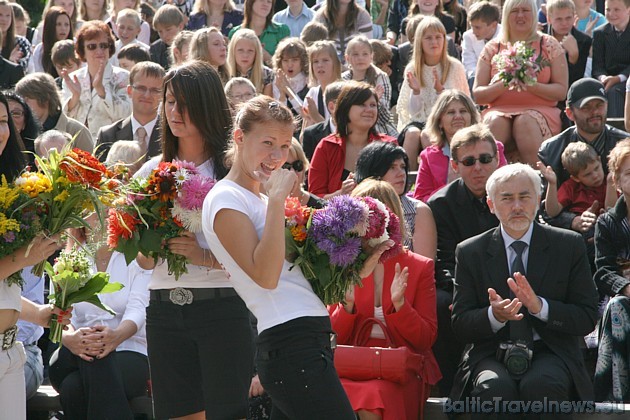 Skolēnu asteres, gladiolas, rozes un citas puķes iegūlās skolotāju klēpjos 36545