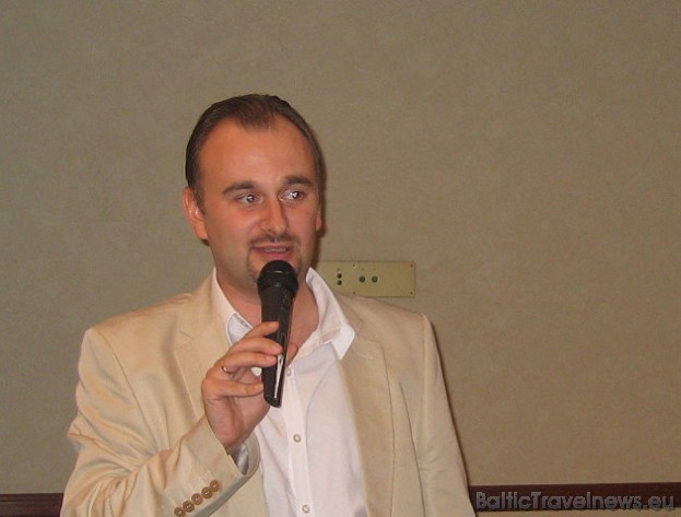 Leonīds Močeņovs (Novatours valdes loceklis) sveicinā ceļojumu aģentus, kuri ierādās prezentācijā 36616