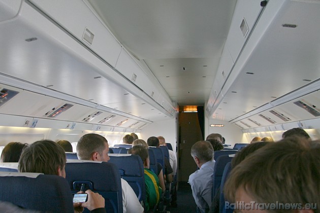 Jāatzīmē, ka arī atpakaļceļā lidsabiedrības airBaltic lidmašīnā visas sēdvietas ir aizņemtas. Tas priecē, jo šajos krīzes apstākļos nav patīkami sēdēt 36844