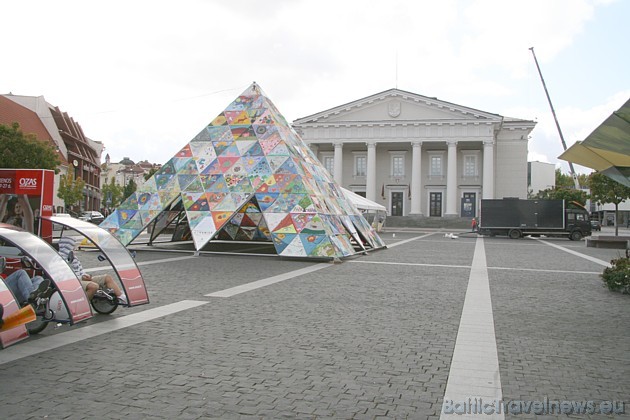 Bērnu un jauniešu zīmējumu piramīda, kas finansēta ar vācu pilsētas Veimāras atbalstu, kas 1999.gadā bija Eiropas kultūras galvaspilsēta 37130