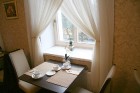 Viesnīcas Ramada Hotel brokastu galds ar skatu uz Ģertrūdes ielu 7