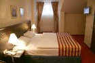 Viesnīca Ramada Hotel tiek vērtēta kā 4 zvaigžņu viesnīca, lai gan tā oficiāli tās nav ieguvusi 10
