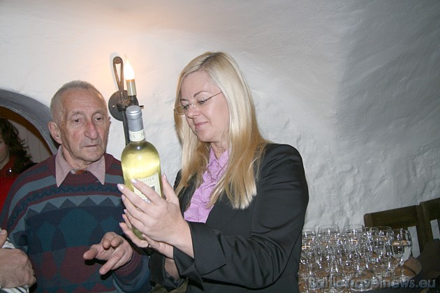 JSC Rskorpions galvenā pārdošanas direktore Dace Vidruska iepazīstina viesus ar vīna garšas īpašības 37477