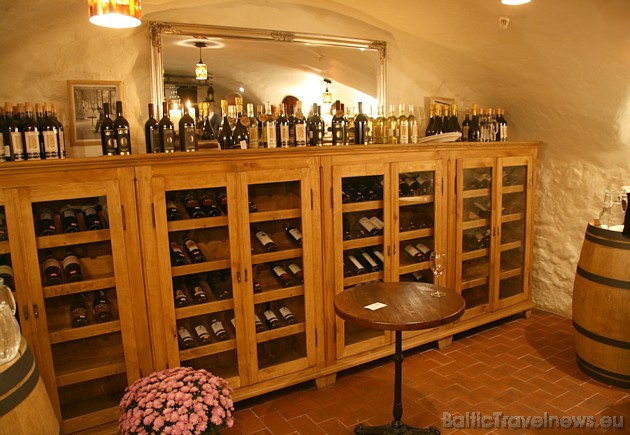 Restorāna del Popolo vīna pagrabiņš ļauj izvēlēties itāļu vīnus plašā klāstā 37478