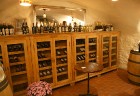 Restorāna del Popolo vīna pagrabiņš ļauj izvēlēties itāļu vīnus plašā klāstā 5