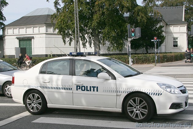 Dānijas policijas automašīnas ir diezgan neuzkrītoši traferētas, taču vakara stundās to skaits ievērojami palielinās, jo pilsētā ik pa brīdim notiek j 37625