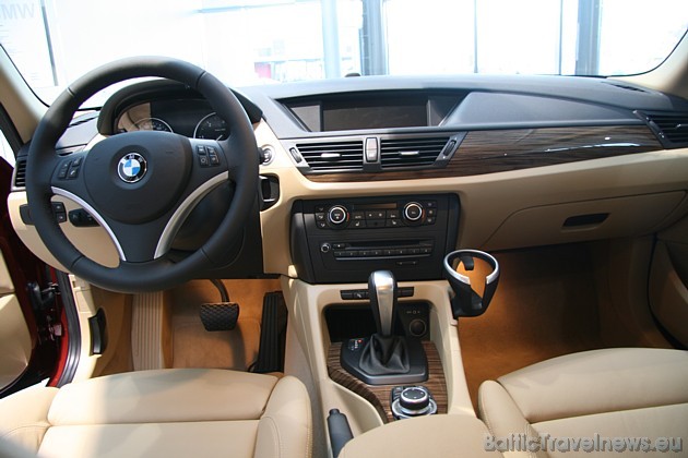 BMW X1 salons - priekšējie elektriskie sēdekļi, salona koka apdare Fineline light, 2 zonu klimata kontrole, ādas sporta un multifunkcionāla stūre, glā 37637