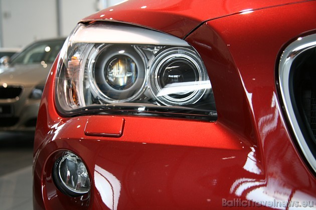 Bi-ksenona lukturi un miglas lukturi veido BMW X1 frontālo izskatu 37639